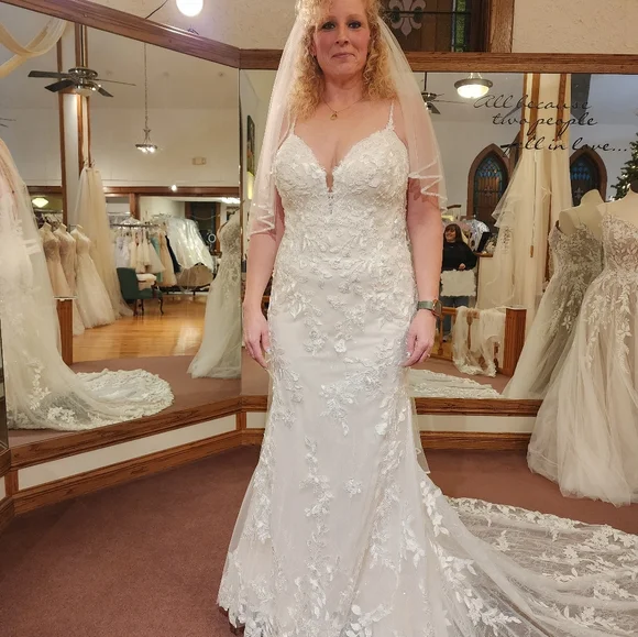Wedding dress - Picture 2 of 11